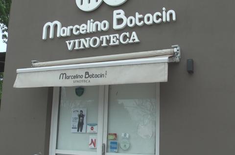 Daño en la puerta de ingreso del comercio vinoteca Marcelino Bottacin