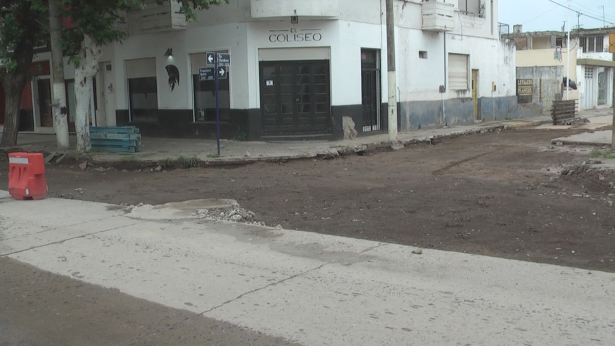 Tareas de asfaltado en calle Beiro y Chacabuco
