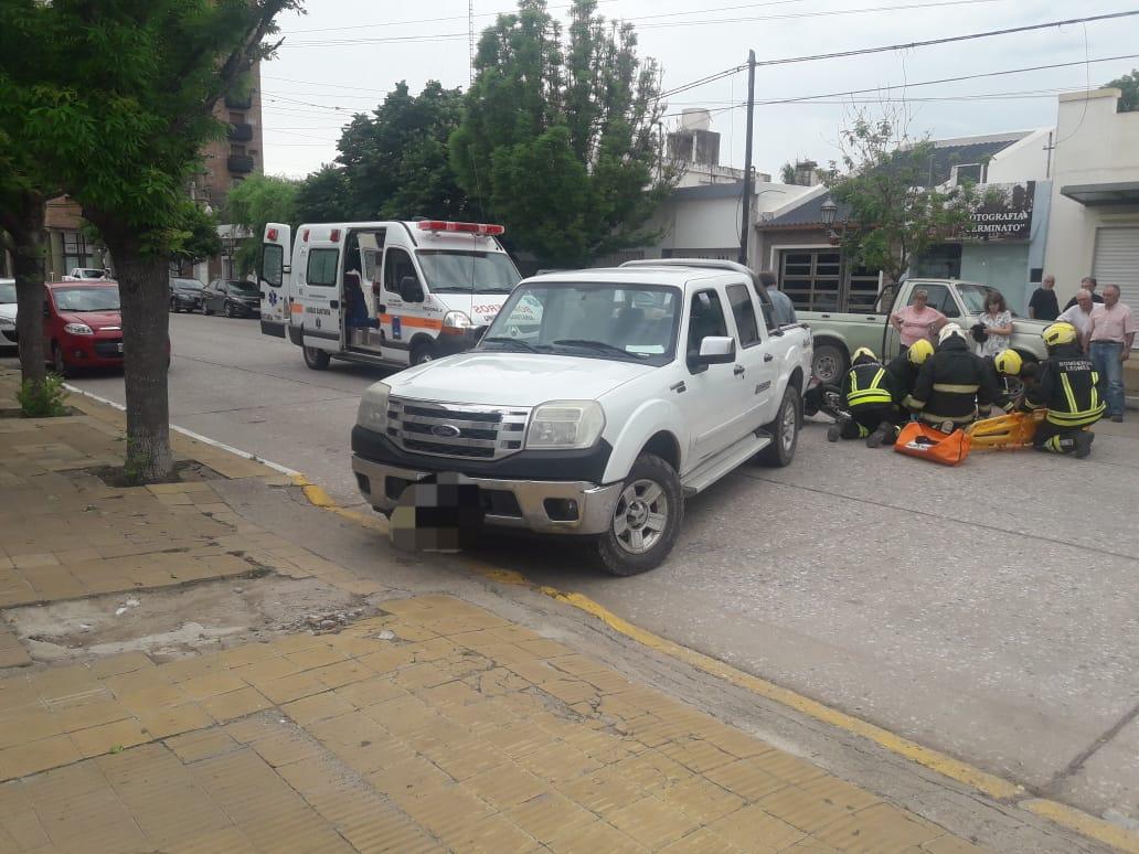 Choque entre una camioneta y una moto en Leones