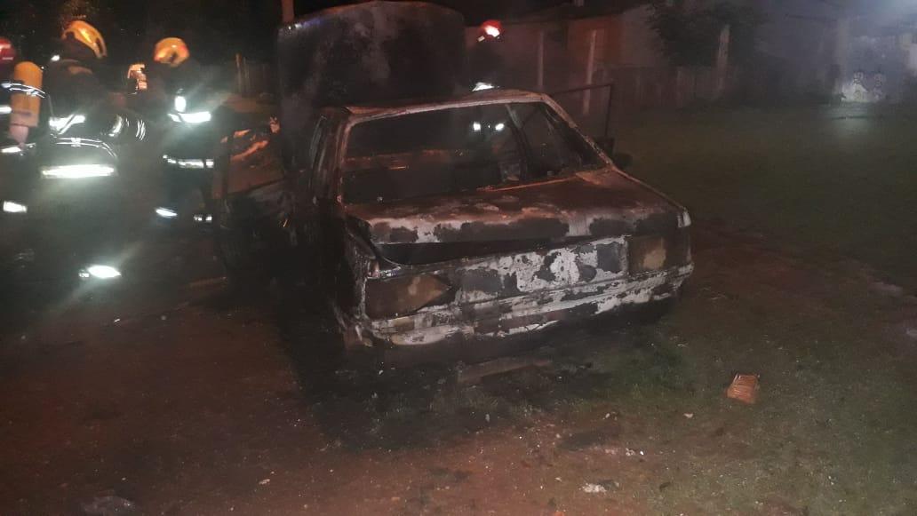 Incendio de un automóvil abandonado en calle Las Amèricas al 600