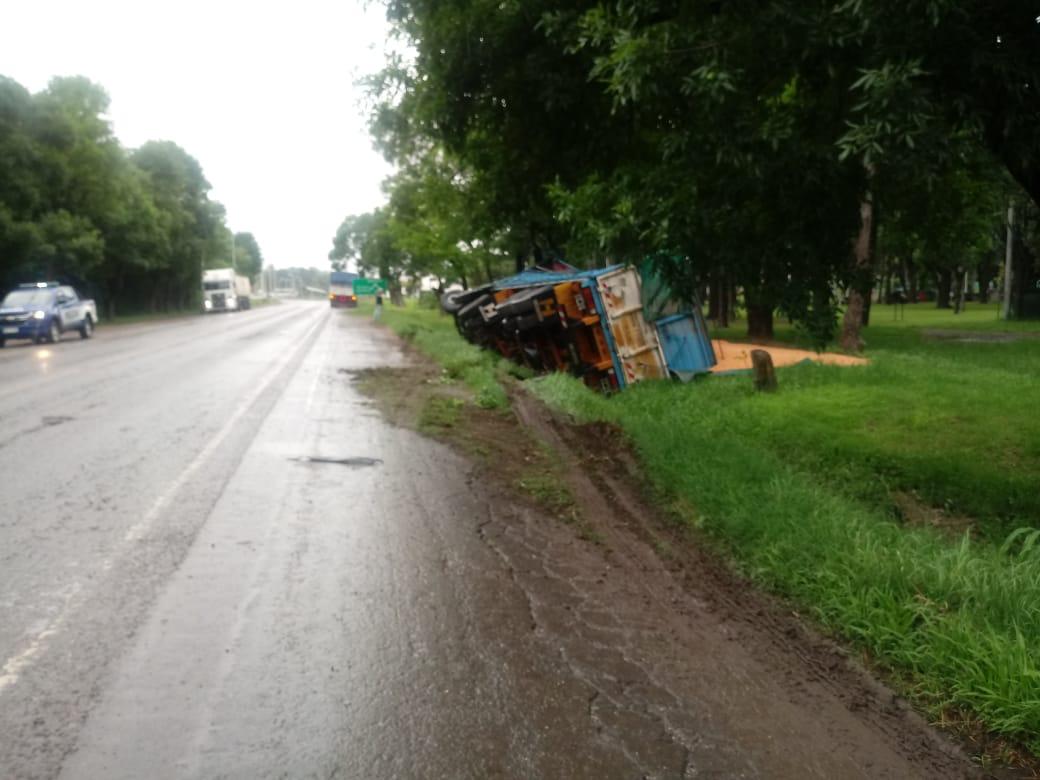 Vuelco de un camión con acoplado en ruta 9
