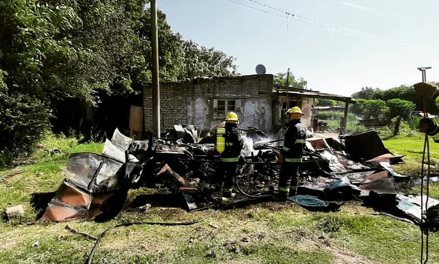 Incendio total de una casilla rodante en Camilo Aldao