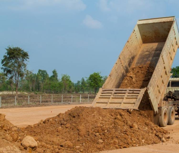 Robo de tierra en el predio del ferrocarril de Inriville