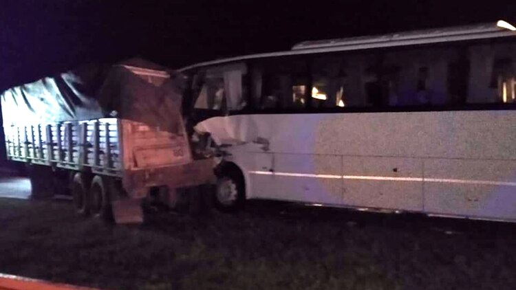 Un muerto al chocar un colectivo con jugadores de Sportivo Barracas y un camión