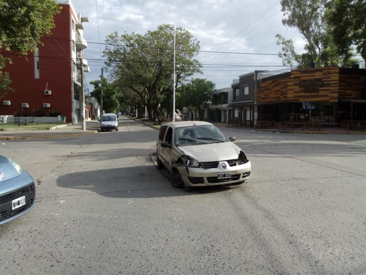Choque entre dos vehículos en Alem y Sáenz Peña