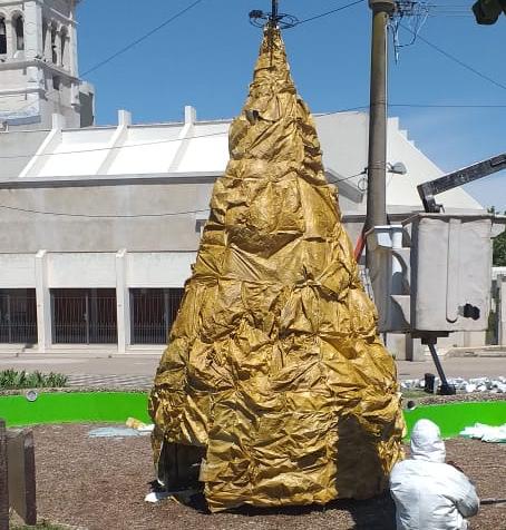 Armado del tradicional árbol navideño con material reciclado en la Plaza Alberdi