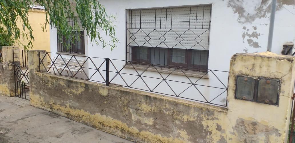 Robo de una caja fuerte empotrada en la pared con 50 mil pesos y 3 mil dólares de una vivienda de calle San Juan 1800