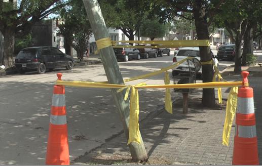 Poste inclinado en la esquina de calles Santiago del Estero y Lardizàbal