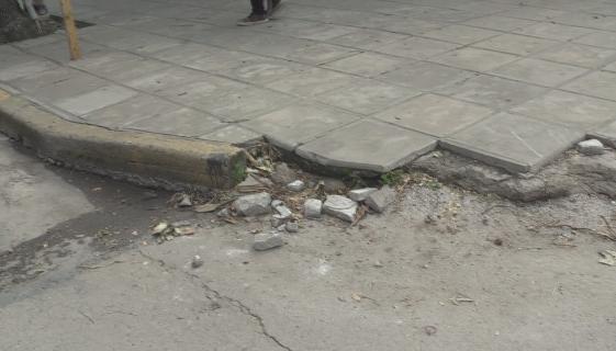 Reclamos de vecina de calle Santiago del Estero y Lardizàbal, al poste inclinado se suma la vereda rota