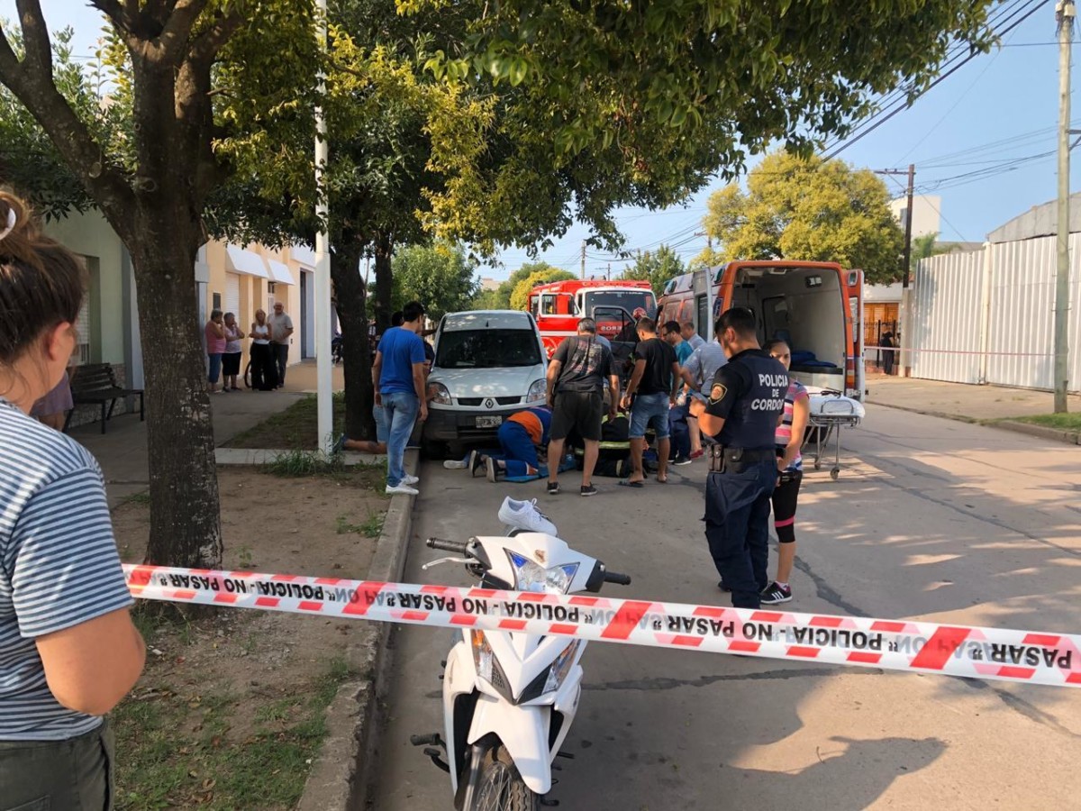 Una mujer quedó debajo de un utilitario luego de colisionar en su motocicleta con una camioneta
