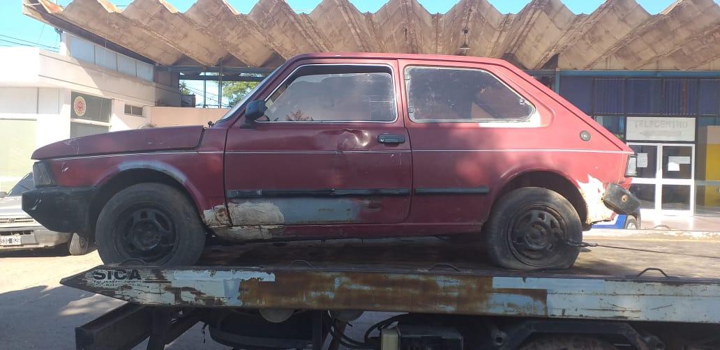 Fueron a secuestrar un auto abandonado en la vía pública y se encontraron con gran cantidad de mercadería de procedencia dudosa