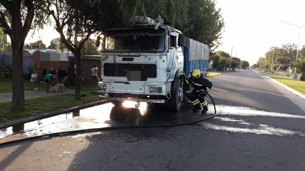 Leones, incendio de un camión donde su propietario fue trasladado al Instituto del Quemado en Córdoba