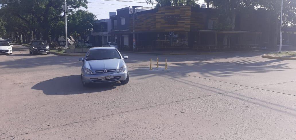 Colocación de conos reductores de velocidad en varias esquinas de calle Alem