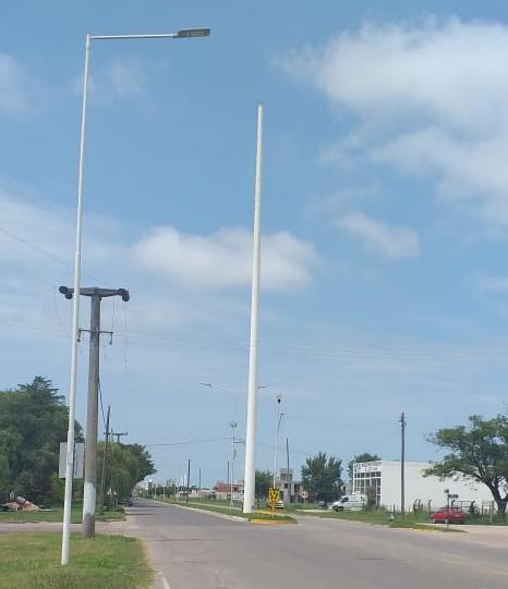 El mástil de Av. Las Colonias sin bandera
