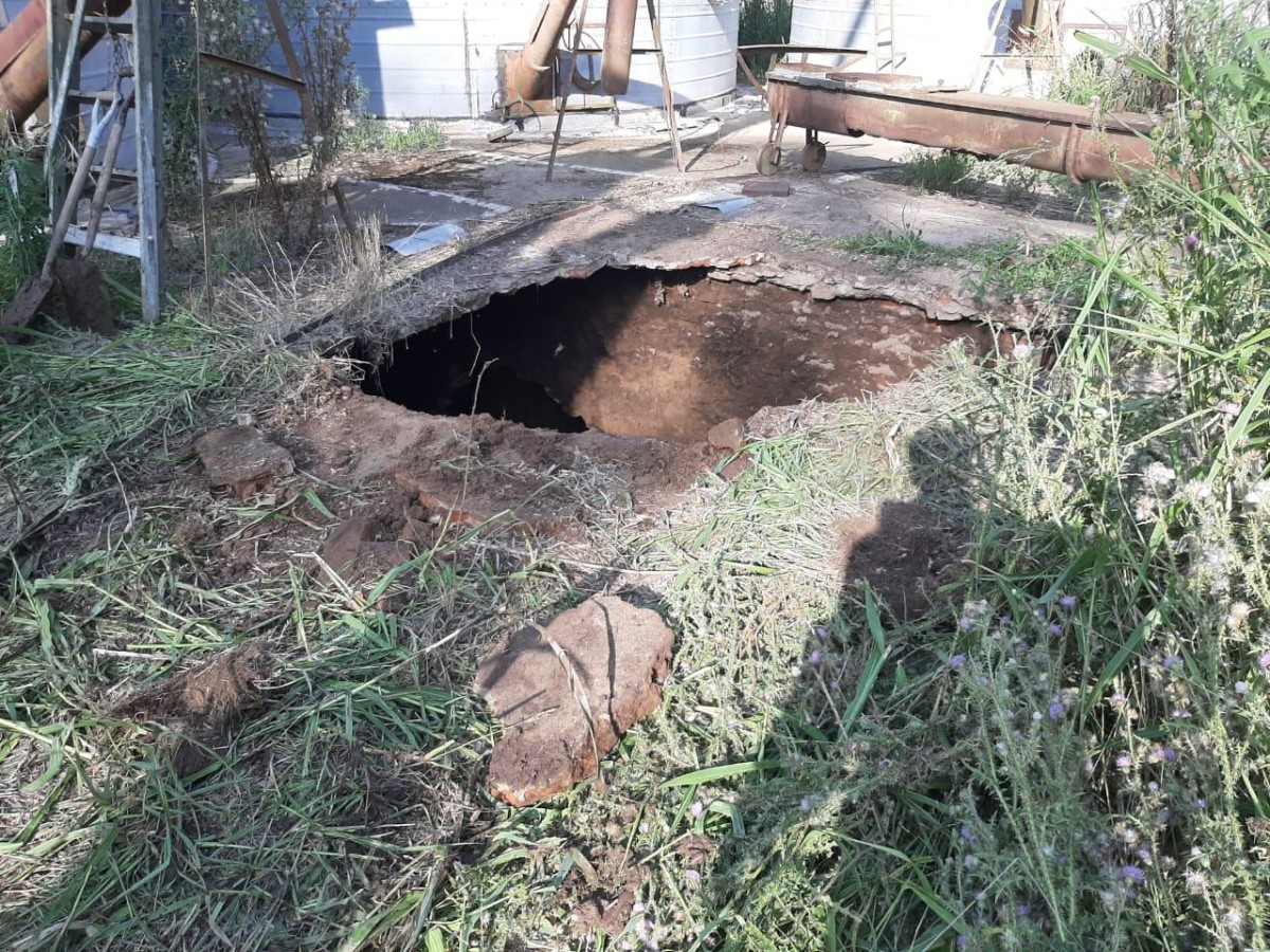 Leones, bomberos con el rescate de un equipo que cayó a un pozo de cuatro metros de profundidad