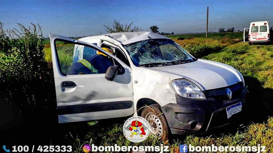 Por esquivar un pozo volcó un utilitario en Ruta provincial 12