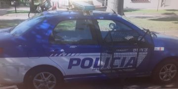 Móvil policial presta guardia permanente en una vivienda de calle Juan B. Justo