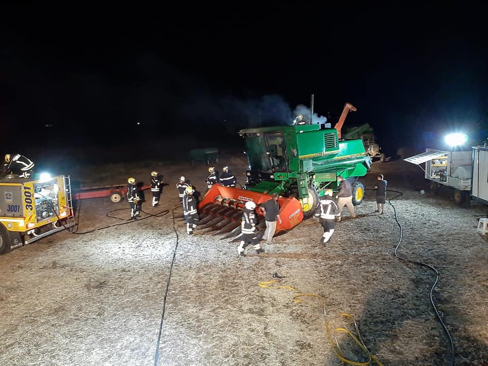 Incendio de una cosechadora en zona rural de Leones