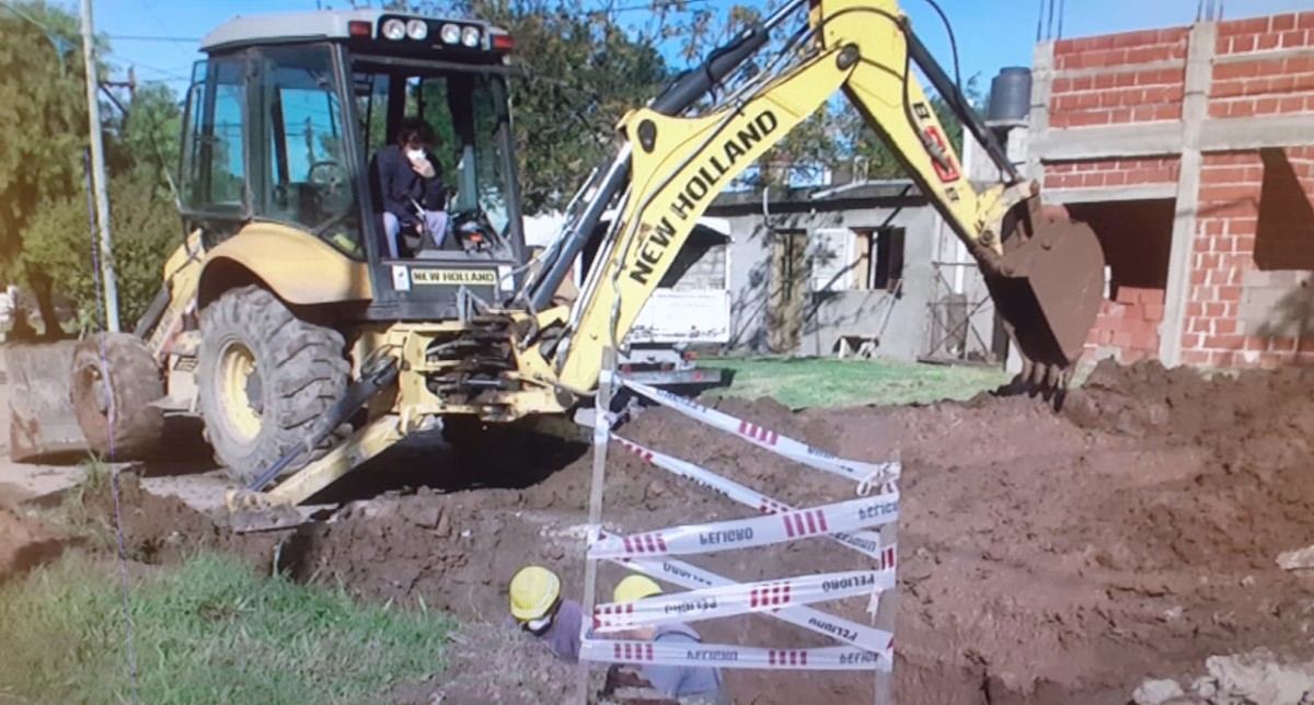 Reparan cañería de agua en Laprida y las  Vías.