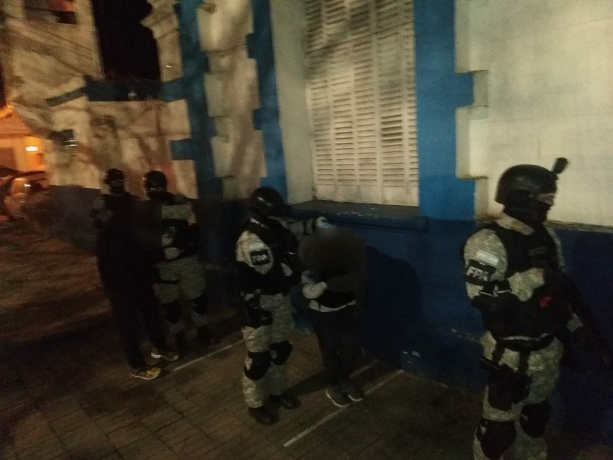 Pareja detenida por comercializar cocaína al frente de una escuela primaria