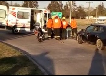 Colisión entre auto y moto sobre rotonda Este