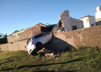 Villa María: Un auto voló y quedó incrustado en una casa