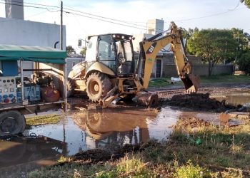 Intentaban colocar un poste y rompieron un caño de agua