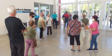 Mas de 30 personas esperando en el Centro Cívico