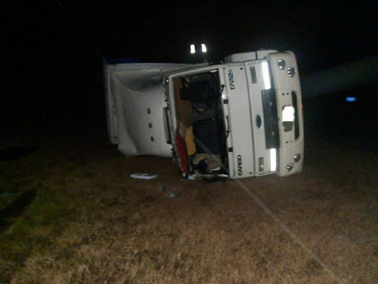 Leones: Vuelco de un camión en solitario sobre autopista