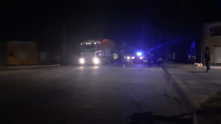 Carretones arrasaron cableado en calle Pellegrini