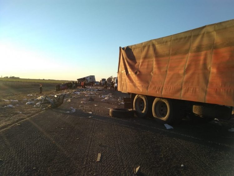 Accidente fatal entre dos camiones y un auto en la ruta Nº 8 en el km 421