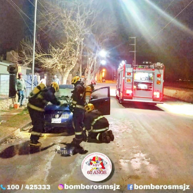 Salida de guardia de Bomberos por incendio vehicular
