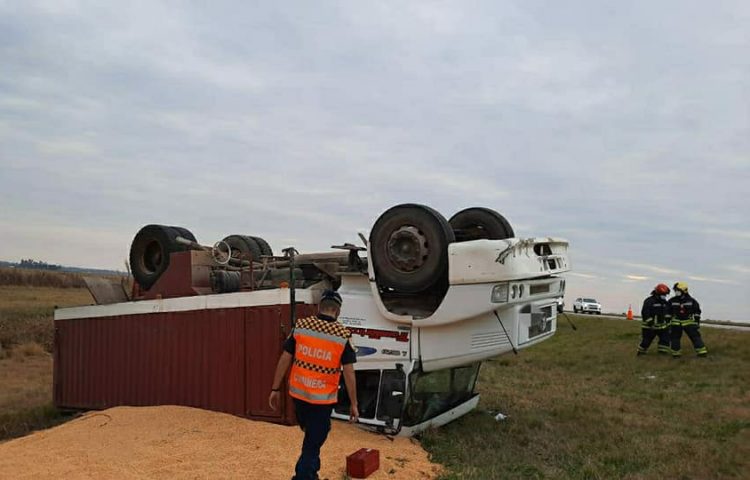 Leones: Tumbo de un camión cargado con maíz sobre autopista