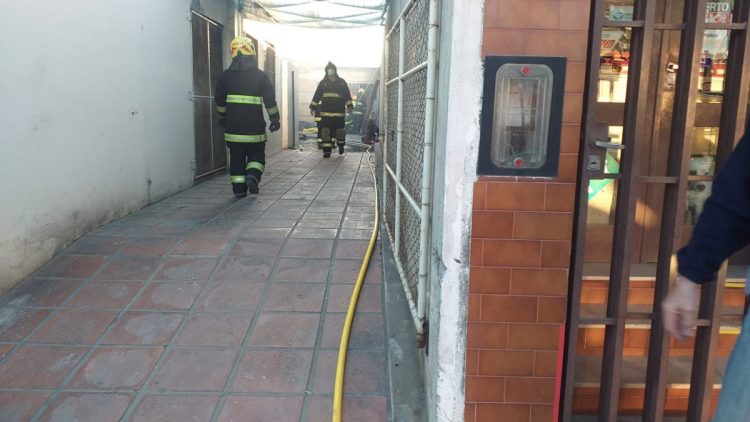 Incendio en taller de motos en Tucumán al 700