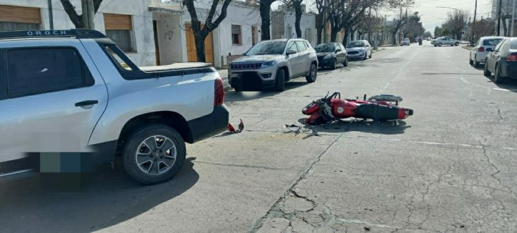 Leones: Colisión leve entre una moto y un auto