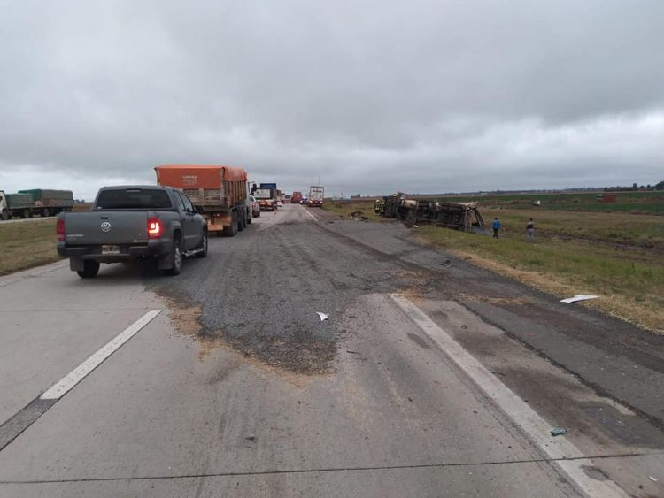 Leones: Accidente por alcance provocó el tumbo de uno de los camiones