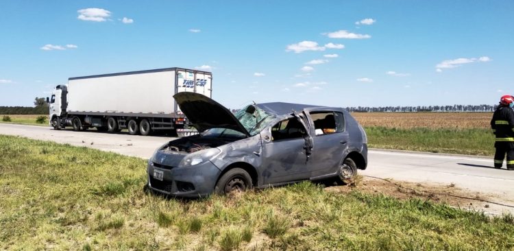 Vuelco en solitario de un automóvil sobre autopista en el km 426