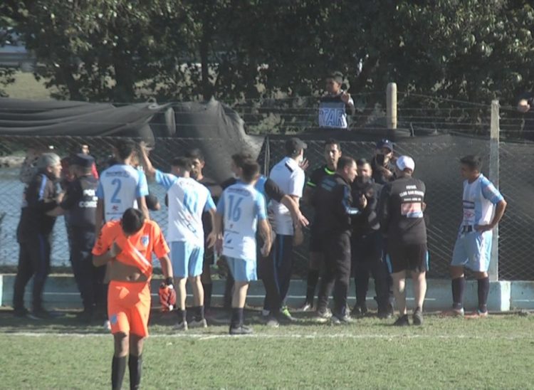 Incidentes con lesiones leves en el clásico de fútbol
