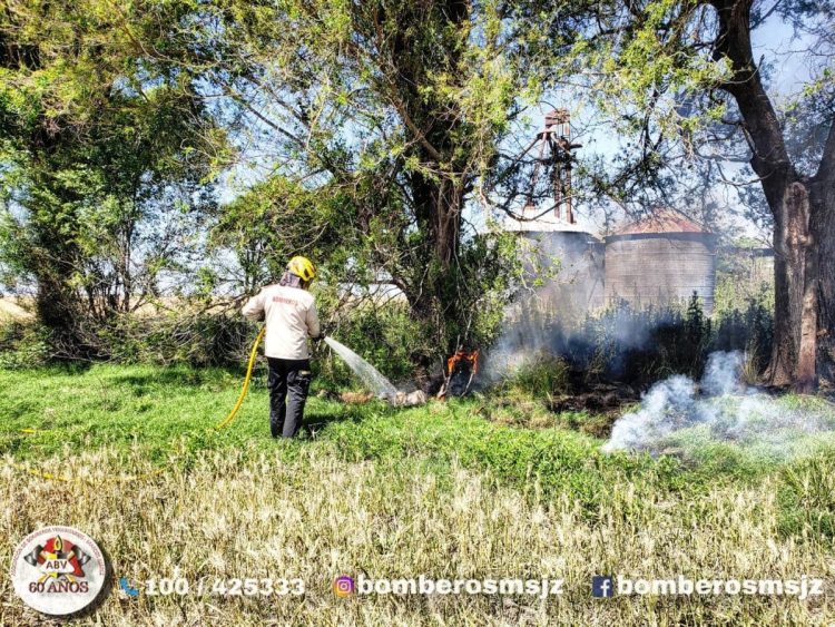 Incendio de pastizales en zona rural