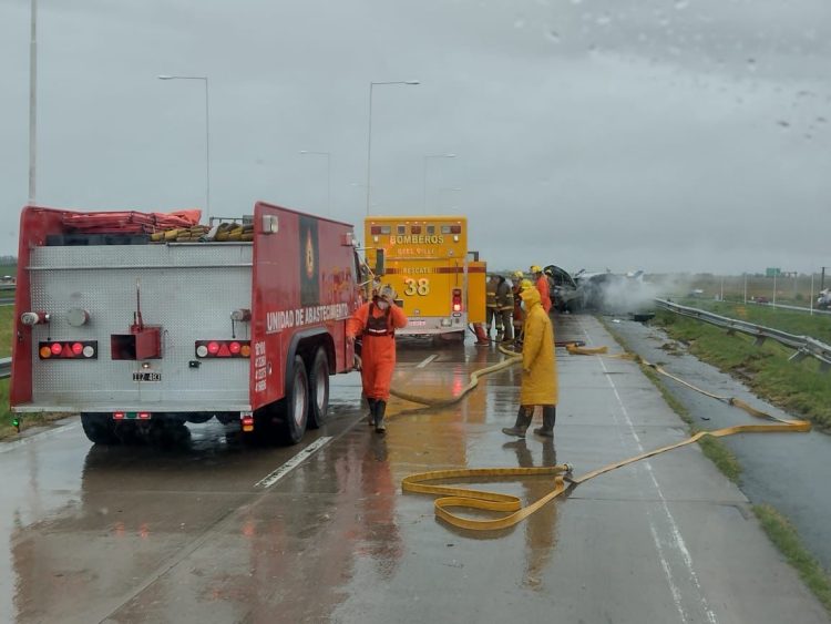 Un auto impactó contra el guardarrail y se incendió en su totalidad
