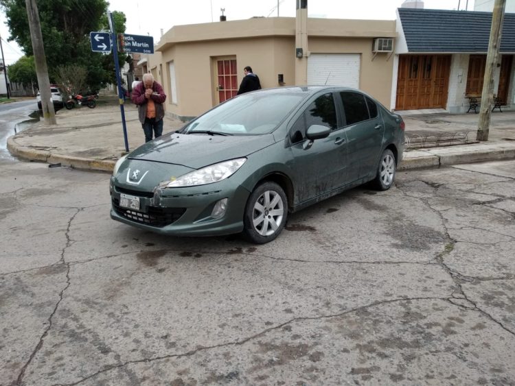 Una chata colisionó a un auto en intersección de calles San Martín y Jujuy