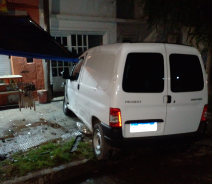 Un auto impactó a una furgoneta que estaba estacionada