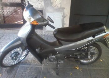 Robaron moto Trip gris oscuro en calle Hipólito Irigoyen en cercanías del Hospital