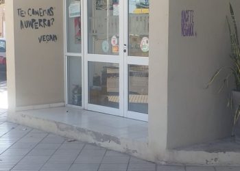 Grafittis veganos en la esquina de Urquiza y Maipú
