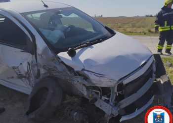 Leones: colisión lateral entre automóvil y camión