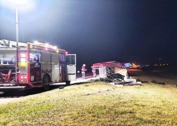 Camión de gran porte embistió una camioneta con carro en autopista