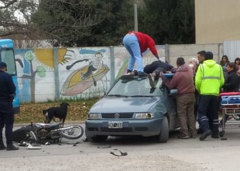 Espectacular choque auto-moto en Bº Villa Argentina