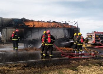 Sucede ahora: Incendio de camión en Ruta Nº 12 Sur