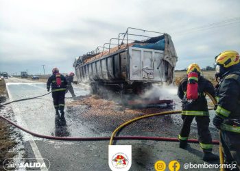 Actualizamos: Incendio de camión con pérdida total de batea en ruta Nº 12