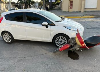 Choque moto-auto en San Martín y Jujuy